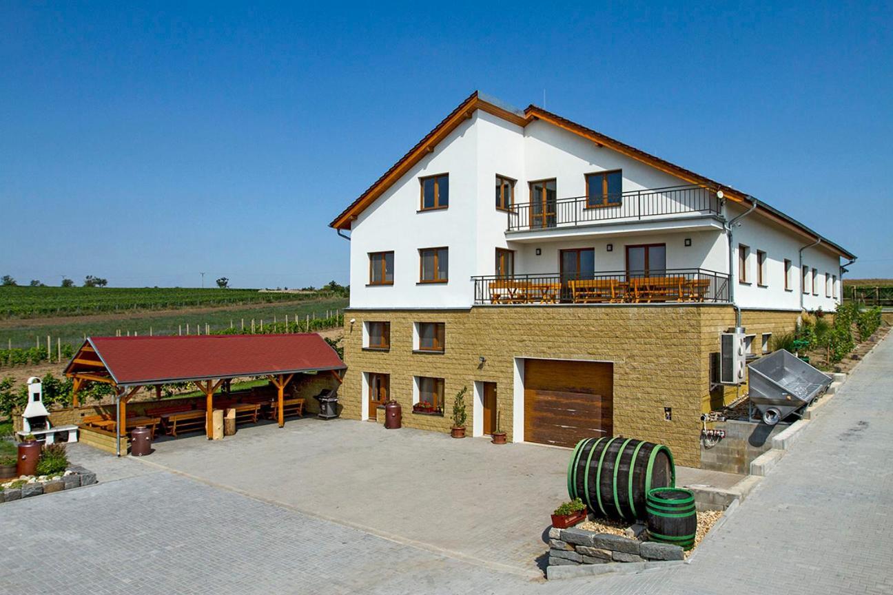 Vinarstvi & Penzion Knapek Strachotin Hotel ภายนอก รูปภาพ